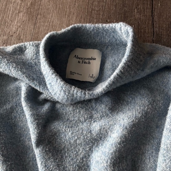 Abercrombie & Fitch Light Blue Cropped Crewneck Sweater - Picture 3 of 7